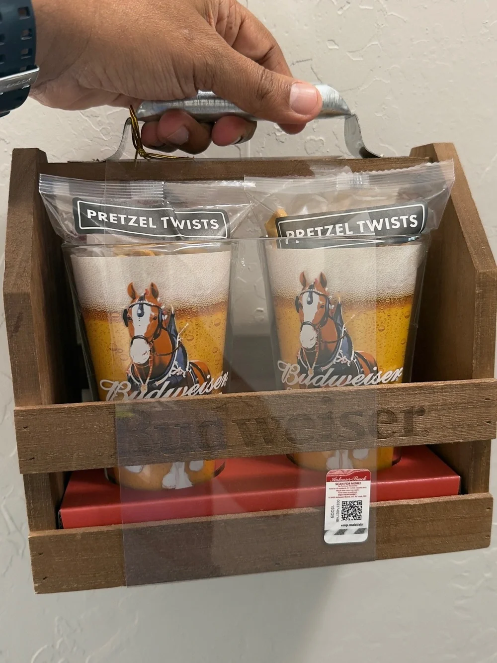 Budweiser Brown and Gold Horse Pint Glass Set with Carrier